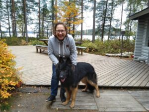 Yrittäjä Jaana Kuusimäki koiransa Taron kanssa. 