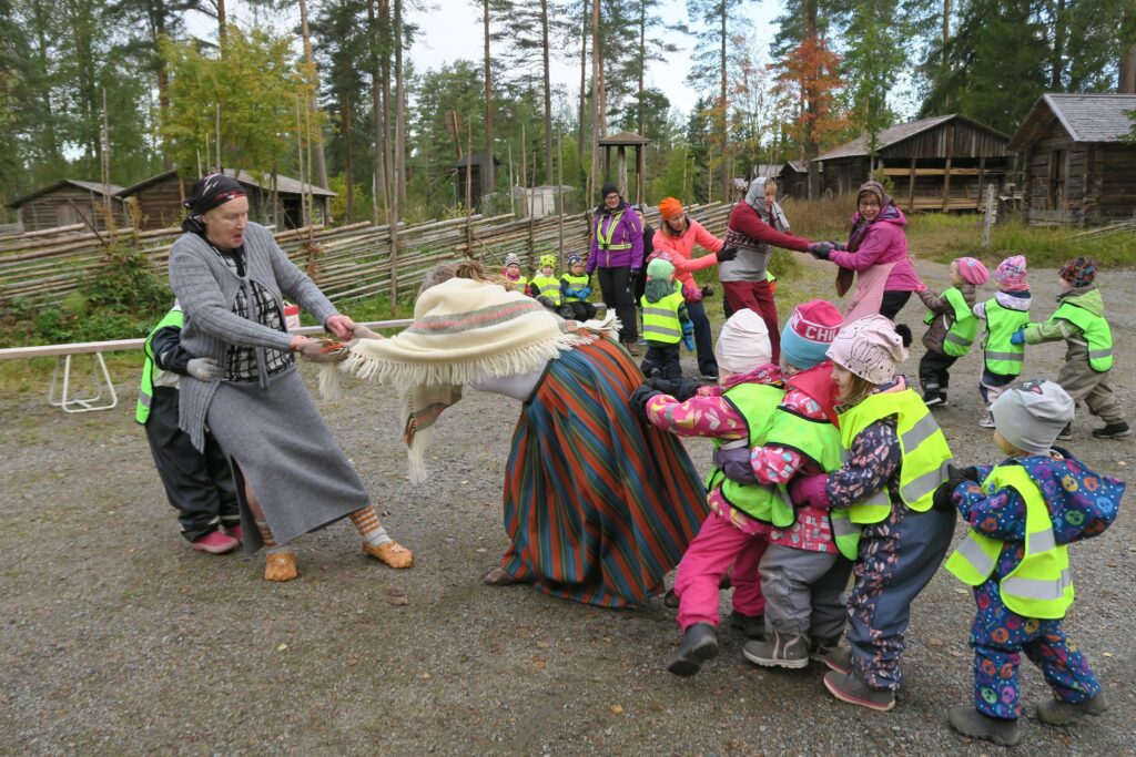 Konneveden Eläkkeensaajat -yhdistyksen jäsenet ohjasivat perinneleikkejä lapsille kotiseutumuseon pihamaalla. Kuva: Konneveden kotiseutuyhdistys.