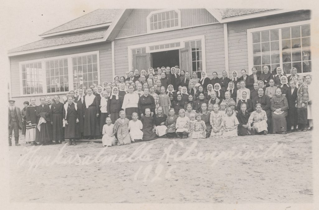 Hankasalmella otettu kuva äitienpäivän juhlavieraista vuodelta 1926.