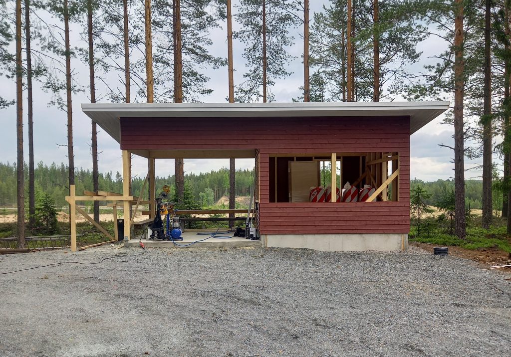 Kuvassa Jämsän seudun riistanhoitoyhdistyksen uusi tukirakennus rakennusvaiheessa.
