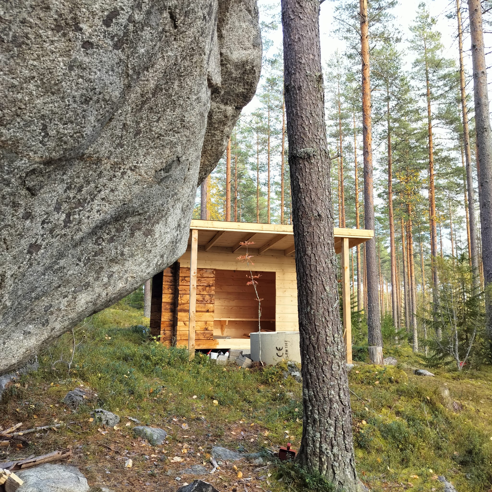 Karhukiven laavu, ison kiven vieressä. 