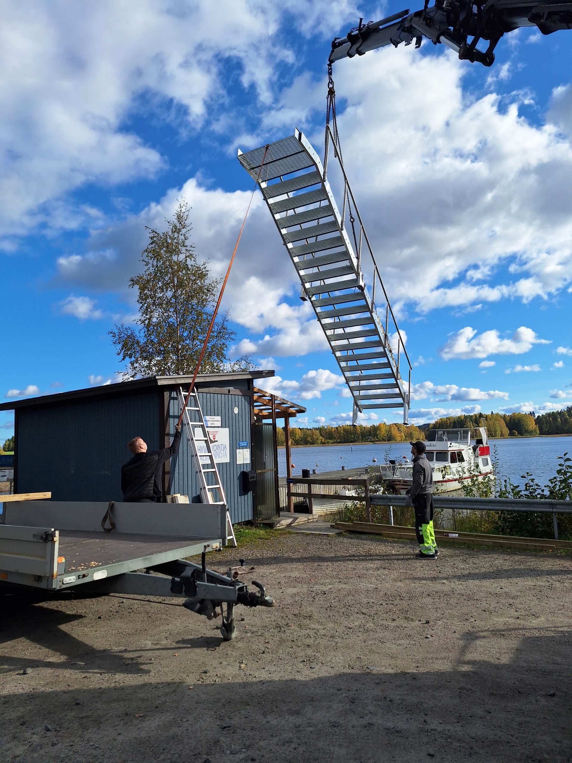 Muuramen Mursujen avantouintiportaiden siirtäminen nosturilla.