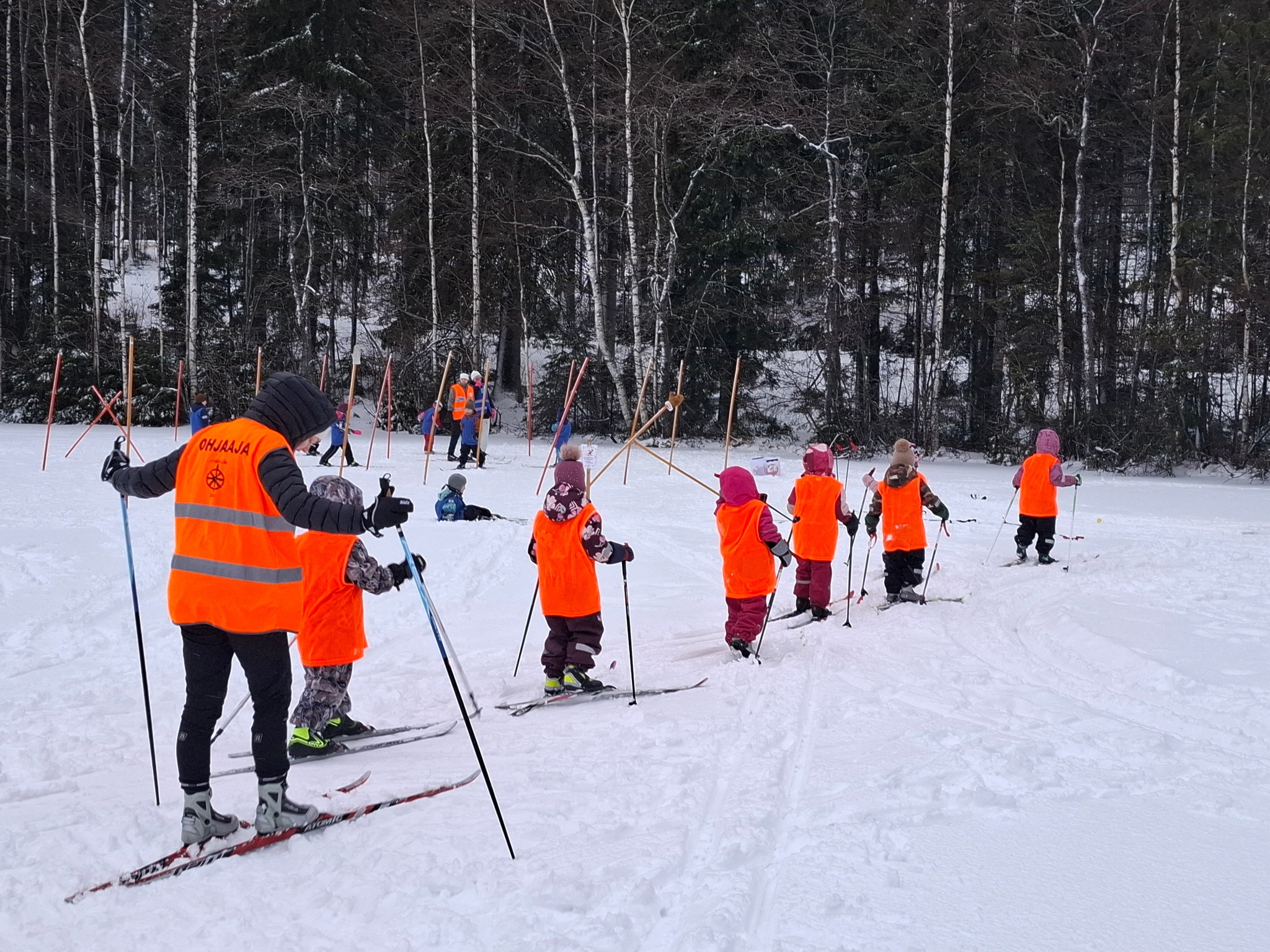 Lapsia hiihtämässä Ladun Majalla