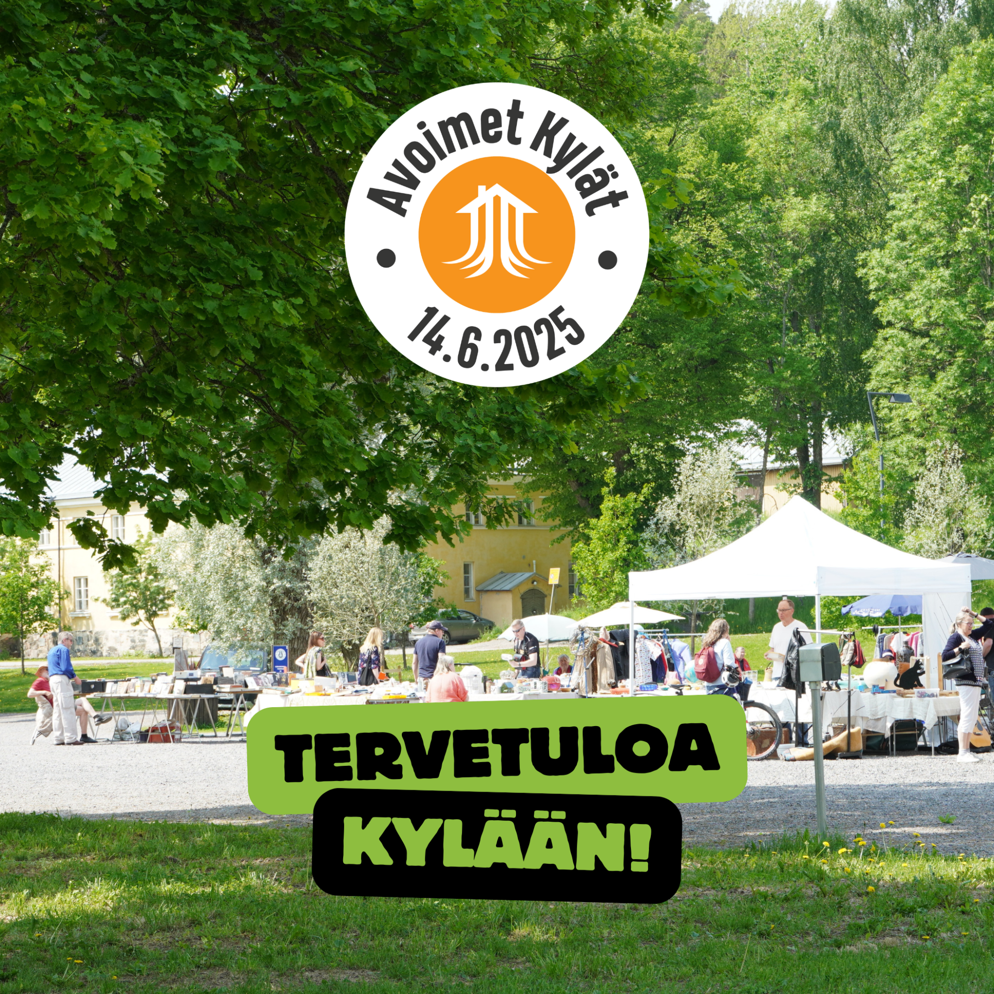 Kesäinen toritapahtuma, ihmisiä myyntipöytien ja myyntikojujen ympärillä. Kuvan päällä teksti Tervetuloa kylään! sekä Avoimet kylät 14.6.2025 -logo.