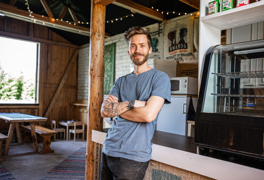 Yrittäjä Markus Kupari nojaa kesäkahvilan tiskiin.