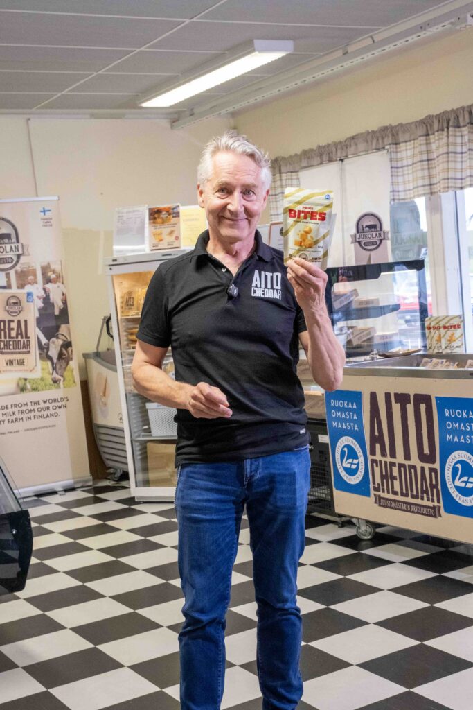 Markku Liias ja uudet pakastekuivatut Bites-kuutiot.