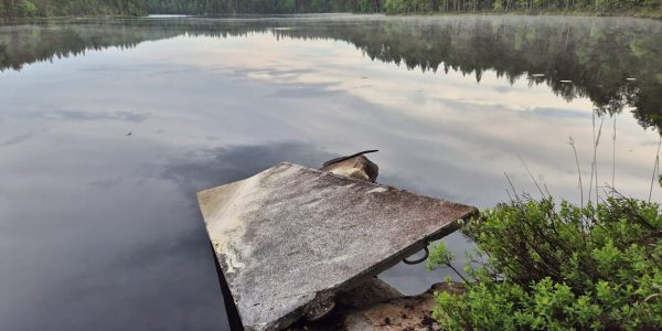 1 vanha laiturina ollut betonilaatta poistettiin