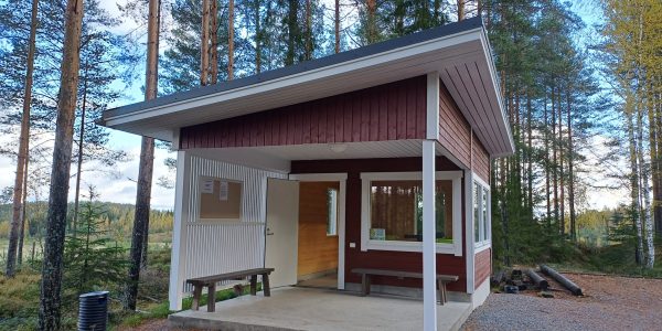 Kuvassa Jämsän seudun riistanhoitoyhdistyksen uusi tukirakennus.