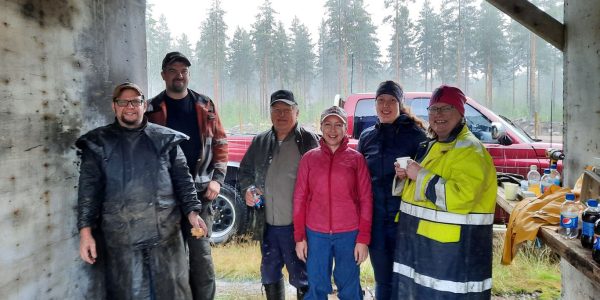 Talkootyöläisiä rivissä