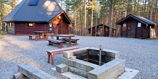 Nuotiopaikka ja taustalla kota.