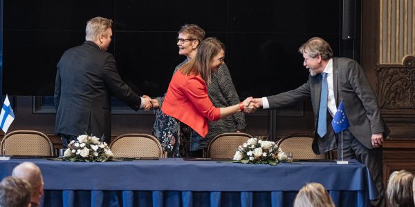 Allekirjoitustilaisuus säätytalolla 10.2.2023. Kuvassa Maa- ja metsätalousministeri Antti Kurvinen, JyväsRiihen hallituksen puheenjohtaja Heli Peltola, JyväsRiihen toiminnanjohtaja Leena Karjalainen ja Ruokaviraston pääjohtaja Antti-Jussi Oikarinen.