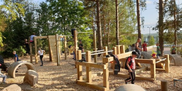 Liikuntapuisto ja poika