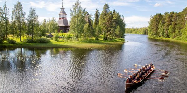 Petäjäveden vanha kirkko. Kirkkovene soutamassa.