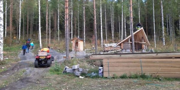Rautavuoren alue Koskenpää, talkoolaisia hommissa.