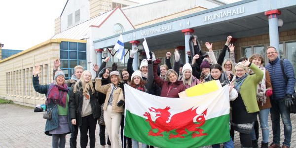 Ihmisiä Muuramesalin edustalla heiluttamassa Walesin lippua