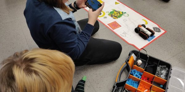Lapset leikkivät roboteilla