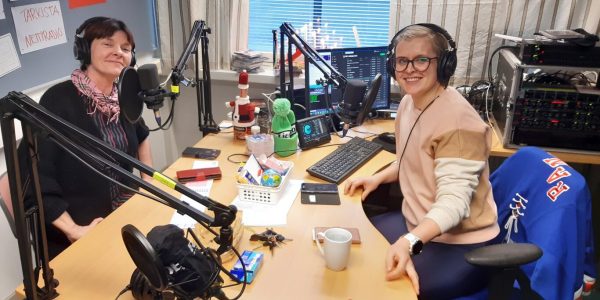 Kaksi naista juontamassa radiota