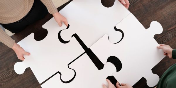 Ihmiset tekevät palapeliä